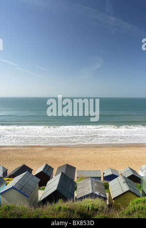 Affacciato sulla spiaggia di capanne, Barton sul mare Foto Stock