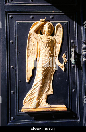 Scultura di un angelo su una porta di ingresso che conduce a Panagia Evangelistria, il più venerato religioso santuario in Grecia. Foto Stock