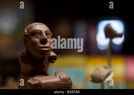 Raffigurazione in pietra di una donna di eseguire una cerimonia di mais, la statuetta Keller a Cahokia Mounds State Historic Site, Illinois USA. Foto Stock