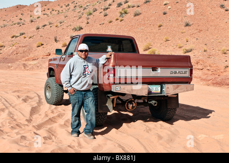 Indiano Navajo guida con il suo camion Foto Stock