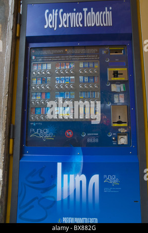 Self service distributori automatici di sigarette lavorato sestiere di Cannaregio Venezia Veneto Italia del nord Europa Foto Stock