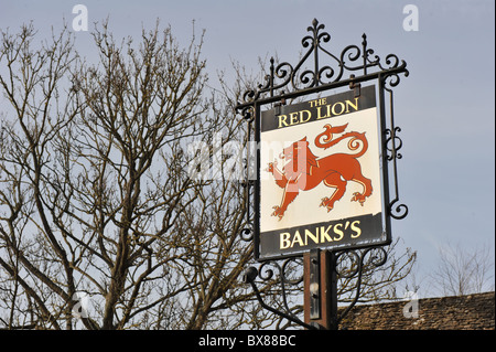 Pub segno per il Red Lion public house a Wolvercote, Oxford. Tradizionale pub inglese in Oxfordshire Foto Stock