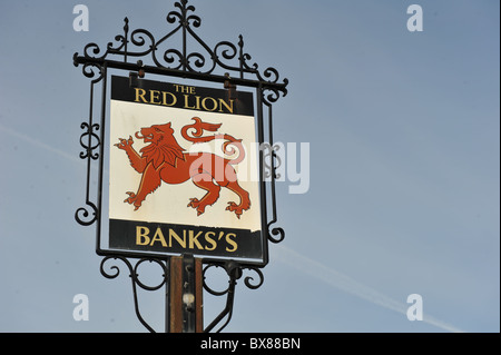 Pub segno per il Red Lion public house a Wolvercote, Oxford. Tradizionale pub inglese in Oxfordshire Foto Stock