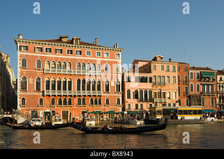 Gotico Palazzo Bembo, Palazzo del xv secolo nella zona di San Marco vicino al Ponte di Rialto, Grand Canal, Venezia, Veneto, Italia Foto Stock