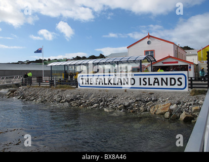 Pier con segno e bandiera " Isole Falkland', Port Stanley Foto Stock