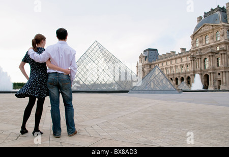 Giovane visualizza il Louvre Parigi Foto Stock