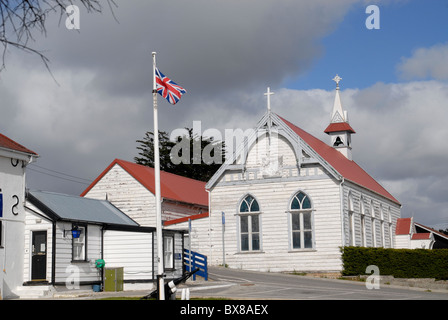 La Chiesa di Santa Maria (Chiesa cattolica) con la stazione di polizia di fronte, Port Stanley nelle isole Falkland Foto Stock