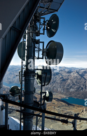 Forno a microonde radio cellulare trasmissione telefonica Montaggio tower Corvatsch St Moritz svizzera Foto Stock