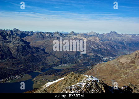 Fumoso vista dal Monte Corvatsch al lago di Silvaplana e robusta gamma di montagna a nord in Saint Moritz valle svizzera Foto Stock