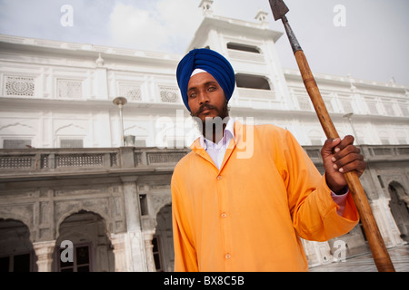 Un green eyed guardia Sikh presso il Tempio Dorato, Amritsar Punjab, India Foto Stock