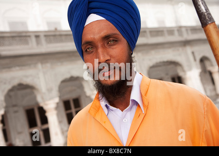 Una guardia Sikh custodendo il Tempio Dorato, Amritsar Punjab, India Foto Stock