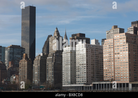 Lo skyline della East Side di Manhattan, tra cui il mondo Trump Tower, come visto da Roosevelt Island in New York City. Foto Stock