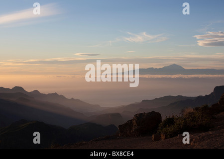 Spagna isole canarie Gran Canaria, montagne in Tirjana, Tejeda, vista da Roque Nublo a teneriffa, sera, alba Foto Stock