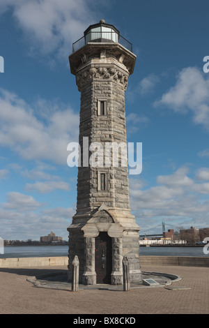 Blackwell Island Lighthouse sulla punta settentrionale di Roosevelt Island in New York City Foto Stock