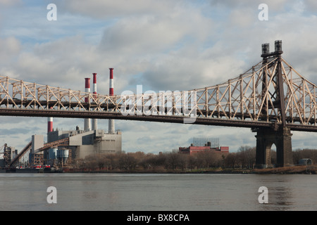 Il Queensboro Bridge abbraccia l'East River con The Ravenswood stazione di generazione in background in New York City. Foto Stock