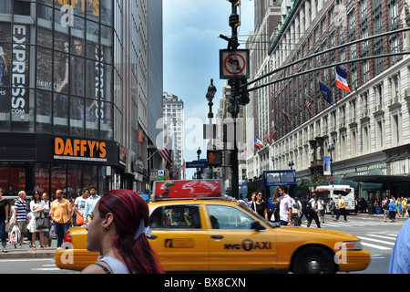 Broadway, New York City in una trafficata giorno di agosto caldo Foto Stock