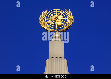 Emblema della Nazioni Unite sulla sommità del Monumento ai vincitori della II Guerra Mondiale presso il Parco della Vittoria a Mosca, Russia Foto Stock
