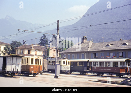 Un originale degli anni sessanta immagine di Aigle stazione ferroviaria e binari di servizio. Foto Stock