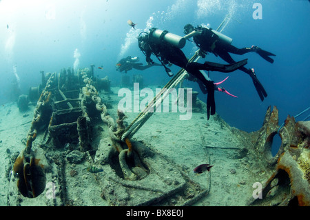 I subacquei ad un naufragio presso il Parco Nazionale di Ras Mohammed, il Mare Rosso, Il Sinai, Egitto, Foto Stock