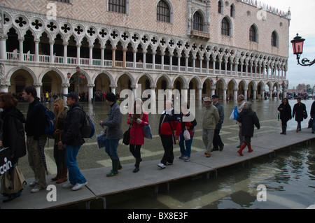 Le persone di fronte a Palazzo Ducale durante l'alta marea inondazioni zona di San Marco Venezia Veneto Italia del nord Europa Foto Stock