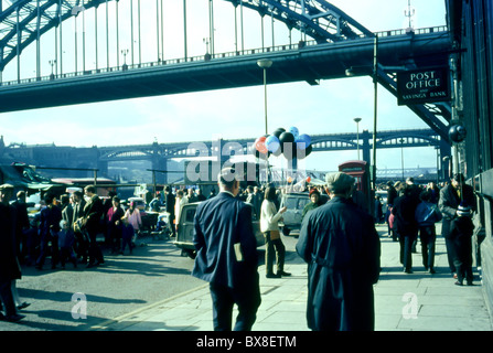 Un originale degli anni sessanta immagine del Tyne Bridge di Newcastle, in Inghilterra. Presa sul Quayside Street e angolo di King Street. Al momento una strada di commercianti e di mercati potrebbe essere visto. Foto Stock