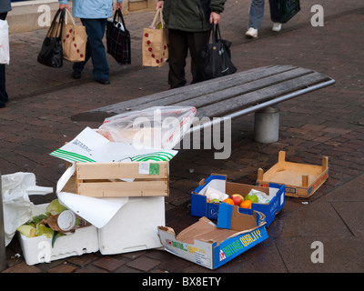 La spazzatura in Mansfield Market Place, Nottinghamshire England Regno Unito Foto Stock