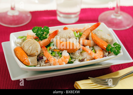 Capesante con insalata di riso. Ricetta disponibile. Foto Stock