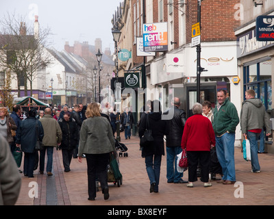 Una strada per lo shopping in Mansfield, Nottinghamshire England Regno Unito Foto Stock