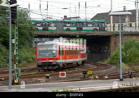 Locale di passeggeri servizio treno RB47 tra Solingen e Wuppertal, Germania. Foto Stock