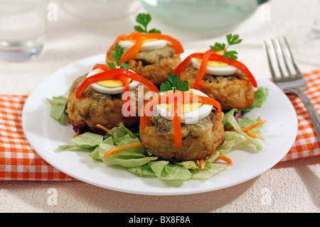 Nidi di patate con crema di carciofi. Ricetta disponibile. Foto Stock