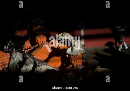 Amazonas messicano da un team escaramuza cavalcata in parata di apertura del National Charro campionato in Pachuca, Messico Foto Stock