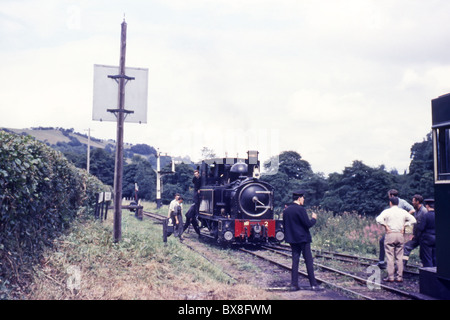 Un originale degli anni sessanta immagine di una locomotiva a vapore treno stata sistemata in posizione da parte del personale e di turisti. Foto Stock