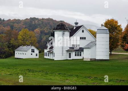 White Barn Silos e Colore di autunno in un giorno di pioggia in Bennington County, Vermont Foto Stock