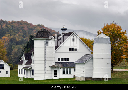 White Barn Silos e Colore di autunno in un giorno di pioggia in Bennington County, Vermont Foto Stock