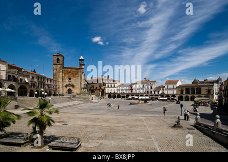 Plaza Mayor con San Martín chiesa in Trujillo, Spagna Foto Stock