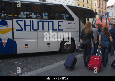 Persone di salire sul bus dall' aeroporto fino alla stazione ferroviaria centrale di Roma Italia Europa Foto Stock