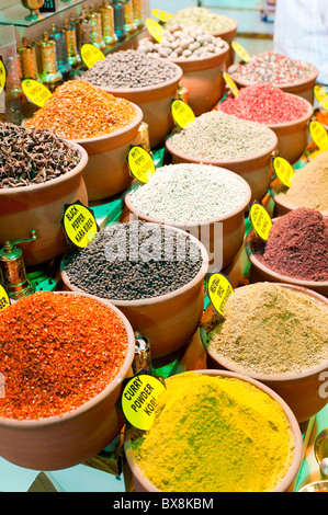 Le spezie in vendita presso il Misir Carsisi bazaar Istanbul Turchia Foto Stock