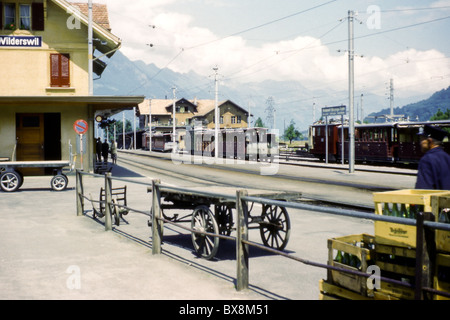 Un originale degli anni sessanta immagine di Wilderswil (ora Interlaken-ovest) Stazione ferroviaria Edificio, piattaforma di carico e di ingresso, Svizzera. Foto Stock