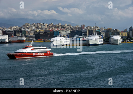 Hellenic Seaways ad alta velocità t traghetto Flying Cat 1 nel porto del Pireo in Grecia con la Aegean Speed Lines Speedrunner traghetti dietro Foto Stock