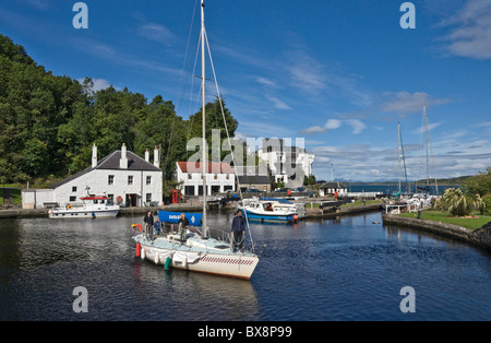 Uno yacht ha immesso il Crinan bacino del canale a Crinan nel Knapdale Argyll & Bute Scozia da Loch Crinan Foto Stock