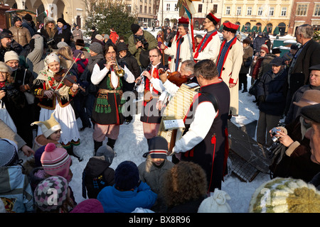 Polonia Cracovia i musicisti folk vestite nel tradizionale costume polacco di eseguire durante il presepe Szopki rendendo contest Dicembre 2010 Foto Stock