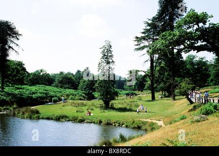 Glenfield Lodge Park, la gente camminare godendo, Leicestershire Inghilterra Inglese Regno Unito parchi del paese Foto Stock