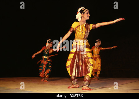 Bharatanatyam ballerini indossano abiti tradizionali in Tamil Nadu India del Sud Foto Stock