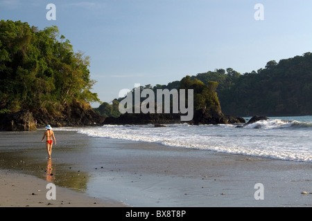 Donna di camminare sulla spiaggia a Manuel Antonio National Park in provincia di Puntarenas, Costa Rica. Foto Stock