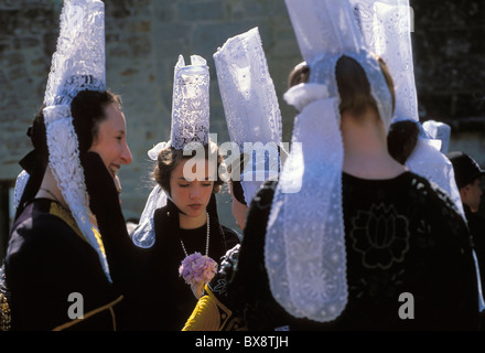 Francia, Bretagna, Finisterre, Pont L'Abbe, giovani Bigoudenes con tradizionale copricapo Foto Stock