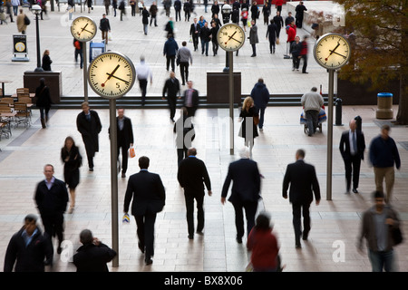 La gente di affari correre verso il basso la passerella a Londra il quartiere degli affari e finanziario di Reuters Plaza Docklands Canary Wharf London REGNO UNITO Foto Stock