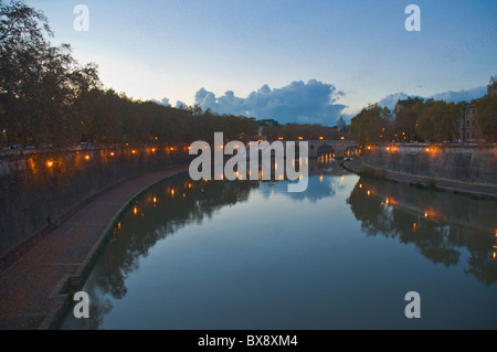 Fiume Tevere il fiume Tevere con milioni di uccelli migratori nel cielo a Trastevere Roma Italia Europa Foto Stock