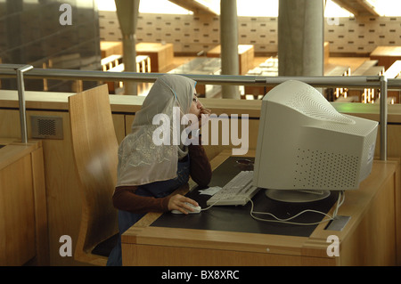 Un studente egiziano indossando un Hijab utilizzando un computer presso la Bibliotheca Alexandrina una grande biblioteca e centro culturale nella città di Alessandria d Egitto settentrionale Foto Stock