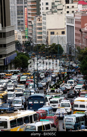 Congestione del traffico/blocco stradale sulla via principale Avenida Mariscal Santa Cruz attraverso il centro della città di la Paz, Bolivia Foto Stock