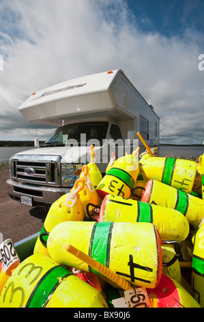 Camper per per camper con galleggianti per aragosta. North Lake Harbour, Prince Edward Island. Foto Stock